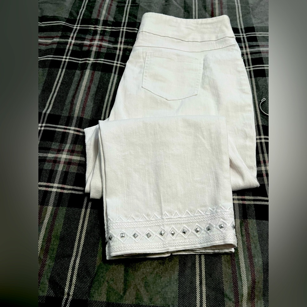 Ruby Rd. White cropped leg jeans with decorative hem